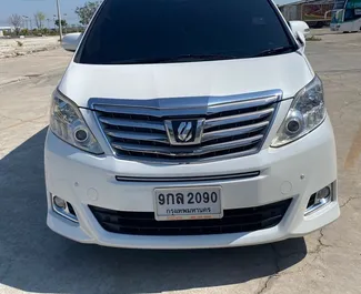 Wnętrze Toyota Alphard do wynajęcia w Tajlandii. Doskonały samochód 7-osobowy. ✓ Skrzynia Automatyczna.