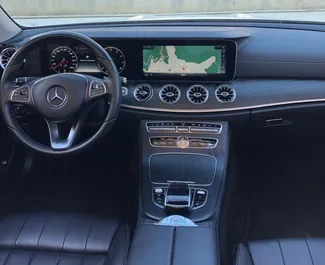 Wnętrze Mercedes-Benz E-Class Cabrio do wynajęcia w Czarnogórze. Doskonały samochód 2-osobowy. ✓ Skrzynia Automatyczna.