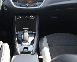 Opel Grandland X 2021 do wynajęcia w Alicante. Limit przebiegu 200 km/dzień.