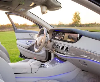 Wynajmij Mercedes-Benz S-Class 2018 w Azerbejdżanie. Paliwo: Benzyna. Moc: 333 KM ➤ Koszt od 305 AZN za dobę.