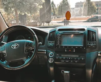 Wynajmij Toyota Land Cruiser 200 2015 w Azerbejdżanie. Paliwo: Benzyna. Moc: 282 KM ➤ Koszt od 100 AZN za dobę.