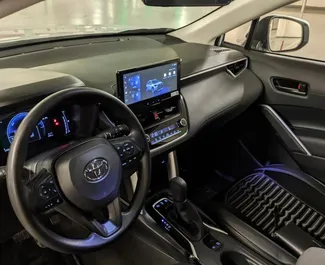 Wynajmij Toyota Corolla Cross 2023 w Azerbejdżanie. Paliwo: Hybryda. Moc: 195 KM ➤ Koszt od 90 AZN za dobę.