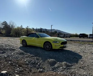 Ford Mustang Cabrio 2022 do wynajęcia w Tbilisi. Limit przebiegu 200 km/dzień.