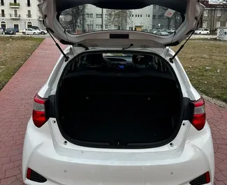 Wynajmij Toyota Yaris 2020 w Czarnogórze. Paliwo: Hybryda. Moc: 90 KM ➤ Koszt od 30 EUR za dobę.
