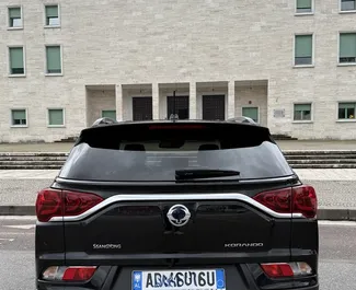 SsangYong Korando Turismo – samochód kategorii Komfort, Minivan na wynajem w Albanii ✓ Depozyt 300 EUR ✓ Ubezpieczenie: OC, CDW, SCDW, FDW, Zagranica, Młody, Bez Depozytu.