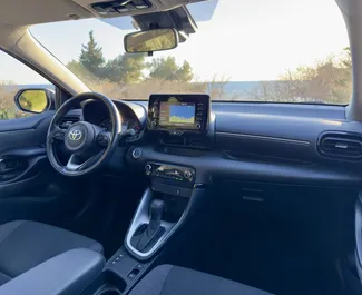 Wynajmij Toyota Yaris 2023 w Czarnogórze. Paliwo: Hybryda. Moc: 116 KM ➤ Koszt od 29 EUR za dobę.