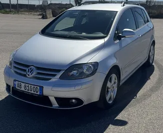Wynajmij Volkswagen Golf Plus 2010 w Albanii. Paliwo: Diesel. Moc: 105 KM ➤ Koszt od 18 EUR za dobę.