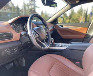Wnętrze Maserati Levante S do wynajęcia w Gruzji. Doskonały samochód 5-osobowy. ✓ Skrzynia Automatyczna.