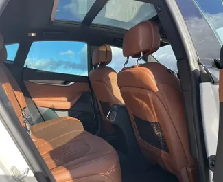 Wnętrze Maserati Levante S do wynajęcia w Gruzji. Doskonały samochód 5-osobowy. ✓ Skrzynia Automatyczna.