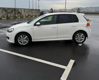 Wynajmij Volkswagen Golf 6 2013 w Albanii. Paliwo: Diesel. Moc: 108 KM ➤ Koszt od 28 EUR za dobę.
