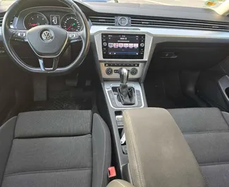 Wynajmij Volkswagen Passat Variant 2017 w Czarnogórze. Paliwo: Diesel. Moc: 140 KM ➤ Koszt od 30 EUR za dobę.