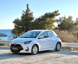 Wynajem samochodu Toyota Yaris nr 12360 (Automatyczna) w Budvie, z silnikiem 1,5l. Hybryda ➤ Bezpośrednio od Luka w Czarnogórze.