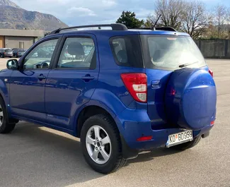 Wynajmij Daihatsu Terios 2008 w Czarnogórze. Paliwo: Benzyna. Moc: 105 KM ➤ Koszt od 17 EUR za dobę.