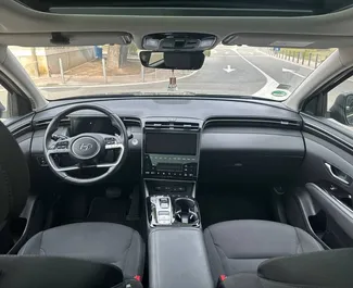 Wnętrze Hyundai Tucson do wynajęcia w Hiszpanii. Doskonały samochód 5-osobowy. ✓ Skrzynia Automatyczna.