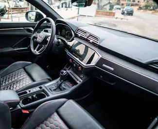 Wnętrze Audi RS3 do wynajęcia w Hiszpanii. Doskonały samochód 5-osobowy. ✓ Skrzynia Automatyczna.