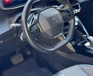 Wnętrze Peugeot 2008 do wynajęcia w Czarnogórze. Doskonały samochód 5-osobowy. ✓ Skrzynia Automatyczna.