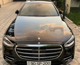 Wynajmij Mercedes-Benz S560 2023 w Azerbejdżanie. Paliwo: Benzyna. Moc: 380 KM ➤ Koszt od 820 AZN za dobę.