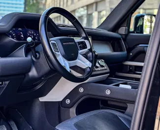 Land Rover Defender 2022 do wynajęcia w Baku. Limit przebiegu nieograniczony.