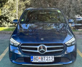 Wynajmij Mercedes-Benz B-Class 2021 w Czarnogórze. Paliwo: Diesel. Moc: 116 KM ➤ Koszt od 45 EUR za dobę.