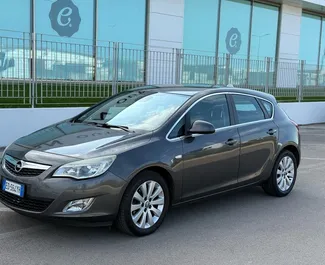 Wynajmij Opel Astra 2018 w Albanii. Paliwo: Diesel. Moc: 90 KM ➤ Koszt od 17 EUR za dobę.
