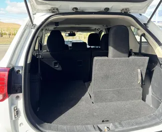 Wnętrze Mitsubishi Outlander do wynajęcia w Gruzji. Doskonały samochód 7-osobowy. ✓ Skrzynia Automatyczna.