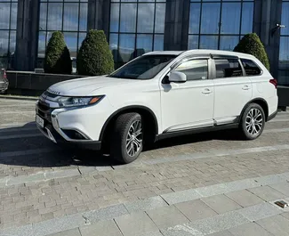 Mitsubishi Outlander 2017 do wynajęcia w Tbilisi. Limit przebiegu nieograniczony.