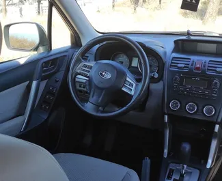 Wnętrze Subaru Forester do wynajęcia w Gruzji. Doskonały samochód 5-osobowy. ✓ Skrzynia Automatyczna.