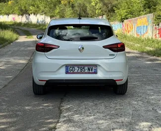 Wnętrze Renault Clio 5 do wynajęcia w Czarnogórze. Doskonały samochód 5-osobowy. ✓ Skrzynia Automatyczna.