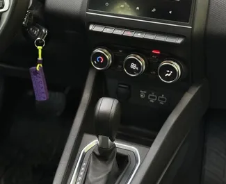 Wnętrze Renault Clio 5 do wynajęcia w Czarnogórze. Doskonały samochód 5-osobowy. ✓ Skrzynia Automatyczna.