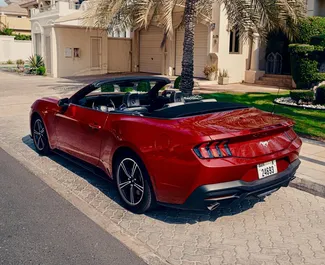 Wynajmij Ford Mustang Cabrio 2024 w ZEA. Paliwo: Benzyna. Moc: 317 KM ➤ Koszt od 300 AED za dobę.