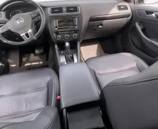 Wynajmij Volkswagen Jetta 2015 w Albanii. Paliwo: Diesel. Moc:  KM ➤ Koszt od 35 EUR za dobę.