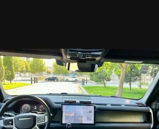 Wnętrze Land Rover Defender do wynajęcia w Azerbejdżanie. Doskonały samochód 5-osobowy. ✓ Skrzynia Automatyczna.