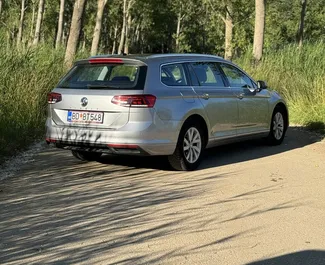 Wynajmij Volkswagen Passat Variant 2020 w Czarnogórze. Paliwo: Diesel. Moc: 120 KM ➤ Koszt od 52 EUR za dobę.