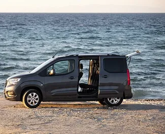 Wynajmij Opel Combo Life 2024 w Turcji. Paliwo: Diesel. Moc: 90 KM ➤ Koszt od 46 USD za dobę.