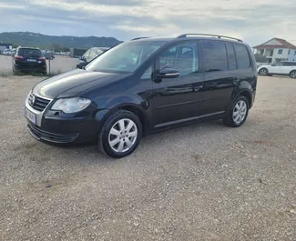 Wynajmij Volkswagen Touran 2009 w Albanii. Paliwo: Diesel. Moc: 105 KM ➤ Koszt od 30 EUR za dobę.