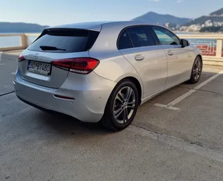 Wnętrze Mercedes-Benz A180 cdi do wynajęcia w Czarnogórze. Doskonały samochód 5-osobowy. ✓ Skrzynia Automatyczna.