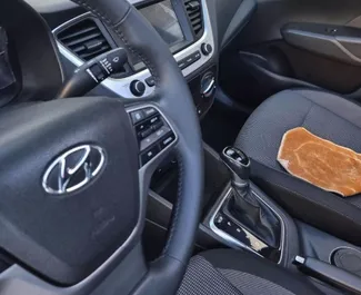 Wynajem samochodu Hyundai Accent Blue nr 10939 (Automatyczna) na lotnisku w Casablance, z silnikiem l. Benzyna ➤ Bezpośrednio od Nazim w Maroku.