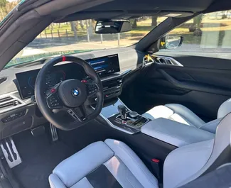 Wnętrze BMW M4 Competition do wynajęcia w Hiszpanii. Doskonały samochód 4-osobowy. ✓ Skrzynia Automatyczna.