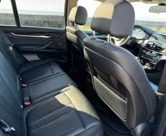 Wnętrze BMW X5 do wynajęcia w Gruzji. Doskonały samochód 5-osobowy. ✓ Skrzynia Automatyczna.
