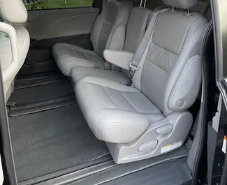 Wynajmij Toyota Sienna 2020 w Armenii. Paliwo: Benzyna. Moc: 296 KM ➤ Koszt od 75 USD za dobę.