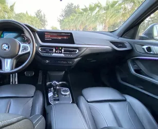 Wynajmij BMW 116d 2022 w Hiszpanii. Paliwo: Benzyna. Moc: 150 KM ➤ Koszt od 100 EUR za dobę.