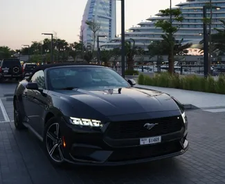 Wynajmij Ford Mustang Cabrio 2025 w ZEA. Paliwo: Benzyna. Moc: 311 KM ➤ Koszt od 490 AED za dobę.