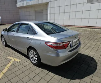 Wynajmij Toyota Camry 2017 w Gruzji. Paliwo: Hybryda. Moc: 148 KM ➤ Koszt od 90 GEL za dobę.