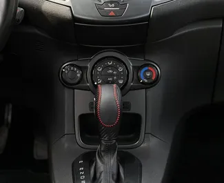 Wnętrze Ford Fiesta Ecoboost do wynajęcia w Czarnogórze. Doskonały samochód 5-osobowy. ✓ Skrzynia Automatyczna.