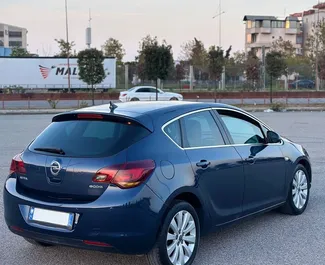 Wynajmij Opel Astra 2016 w Albanii. Paliwo: Diesel. Moc: 90 KM ➤ Koszt od 17 EUR za dobę.