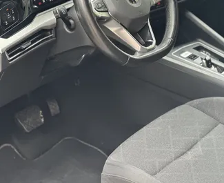 Wynajmij Volkswagen Golf 8 2022 w Czarnogórze. Paliwo: Benzyna. Moc: 150 KM ➤ Koszt od 47 EUR za dobę.