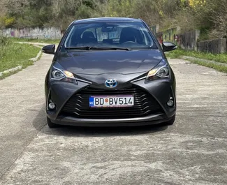 Wynajem samochodu Toyota Yaris nr 13125 (Automatyczna) w Budvie, z silnikiem 1,5l. Hybryda ➤ Bezpośrednio od Luka w Czarnogórze.