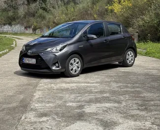 Wynajmij Toyota Yaris 2019 w Czarnogórze. Paliwo: Hybryda. Moc: 100 KM ➤ Koszt od 32 EUR za dobę.