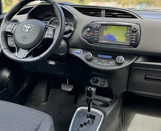 Wnętrze Toyota Yaris do wynajęcia w Czarnogórze. Doskonały samochód 5-osobowy. ✓ Skrzynia Automatyczna.
