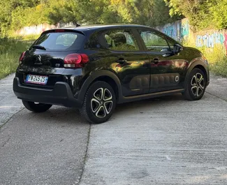 Wynajmij Citroen C3 2020 w Czarnogórze. Paliwo: Benzyna. Moc: 110 KM ➤ Koszt od 32 EUR za dobę.